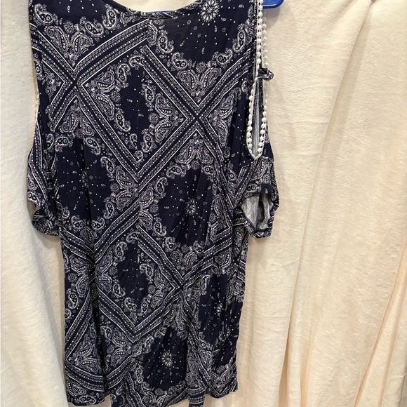 GUC 18/20 cold shoulder Navy Paisley Women's Top - Picture 4 of 4